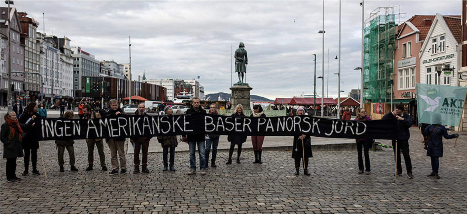 Antikrigs-Initiativet banner